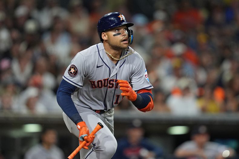 Cam Smith, de los Astros de Houston, corre al conectar un sencillo en el juego del viernes 7 de agosto de 2026 ante los Padres de San Diego (AP Foto/Gregory Bull)