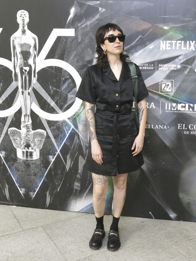La directora Michelle Garza Cervera, de la película Huesera, posa a su llegada al almuerzo de nominados de la 65a edición del Premio Ariel de la Academia Mexicana de Artes y Ciencias Cinematográficas en la Ciudad de México el 3 de agosto de 2023. (Foto AP/Berenice Bautista)