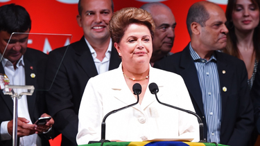 americateve | Interrumpida varias veces por los gritos de sus militantes la presidenta reelegida Dilma Rousseff hizo un llamado a la unión de los brasileños tras una contienda que fue reñida y hostil y aclaró que estaría dispuesta a mejorar el diálogo en su segundo man