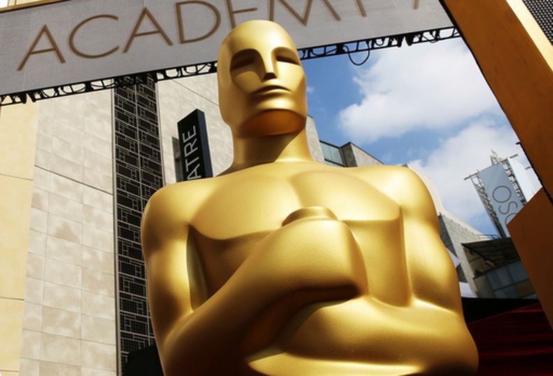 ARCHIVO - Una estatuilla del Oscar aparece en el exterior del Teatro Dolby durante la 87ª edición de los Premios de la Academia en Los Ángeles, el 21 de febrero de 2015. (Foto Matt Sayles/Invision/AP, archivo)