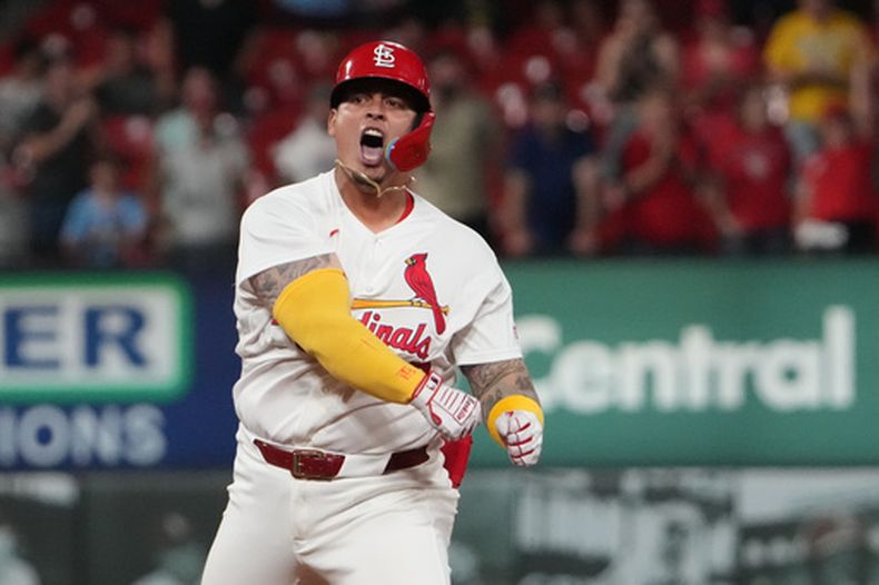 El venezolano Yohel Pozo, de los Cardenales de San Luis, festeja luego de batear un doble productor en el duelo ante los Guardianes de Cleveland, el martes 14 de abril de 2026 (AP Foto/Jeff Roberson)