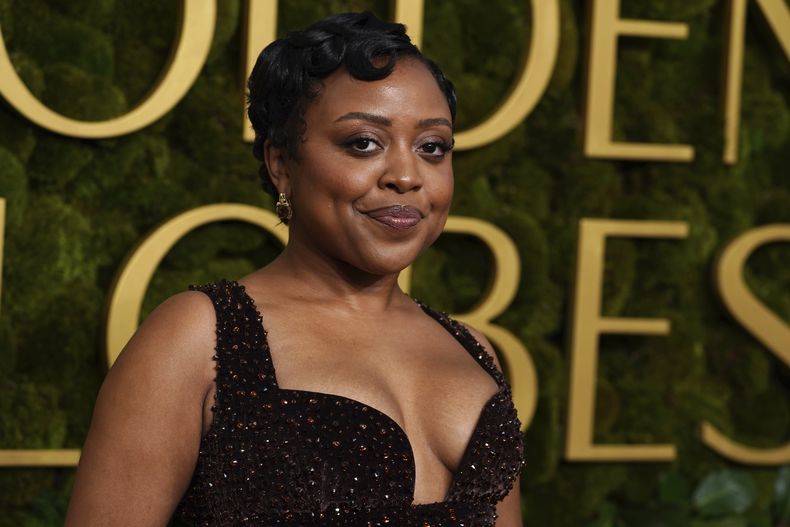 Quinta Brunson llega a la 82ª edición de los Globos de Oro el domingo 5 de enero de 2025 en el Beverly Hilton de Beverly Hills, California. (Foto Jordan Strauss/Invision/AP)
