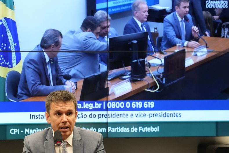 El diputado Felipe Carreras habla durante la primera reunión de una Comisión Parlamentaria que investiga los escándalos de presunto amaño de partidos de fútbol, en Brasilia, el miércoles 17 de mayo de 2023 (AP Foto/Eraldo Peres)