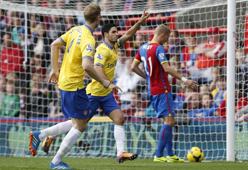 Mikel Arteta, al centro, de Arsenal, celebra su gol de penal contra Crystal Palace durante un partido de la liga Premier en Londres el s&aacute;bado, 26 de octubre del 2013.  (Foto AP/Sang Tan)