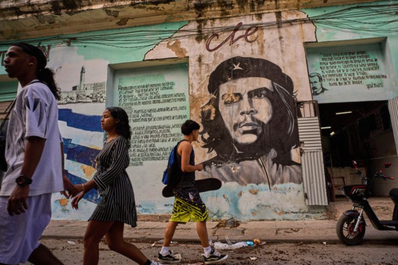 La gente pasa frente a un mural del Che Guevara en La Habana, el martes 17 de febrero de 2026. (Foto AP/Ramón Espinosa)
