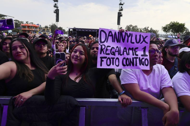 El público en el concierto de DannyLux en el Festival Vive Latino en la Ciudad de México el domingo 17 de marzo de 2024. (Foto AP/Ginnette Riquelme)
