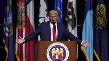 El candidato republicano a la presidencia Donald Trump habla durante la conferencia de la Asociación de la Guardia Nacional, el lunes 26 de agosto de 2024, en Detroit. (AP Foto/Paul Sancya)