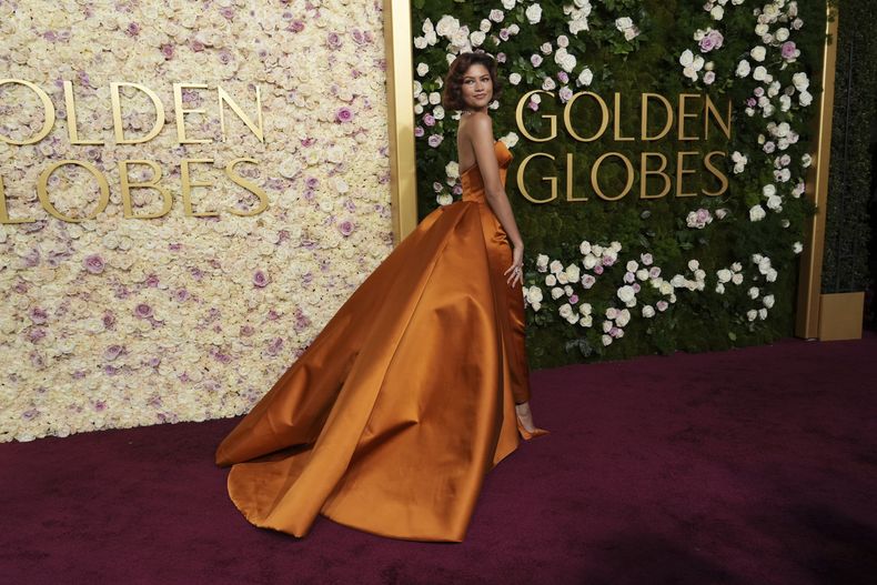 Zendaya llega a la 82ª edición de los Globos de Oro el domingo 5 de enero de 2025 en el Beverly Hilton de Beverly Hills, California. (Foto Jordan Strauss/Invision/AP)