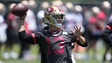 Brock Purdy, quarterback de los 49ers de San Francisco, lanza un pase en una práctica, el martes 21 de mayo de 2024, en Santa Clara, California (AP Foto/Jeff Chiu)