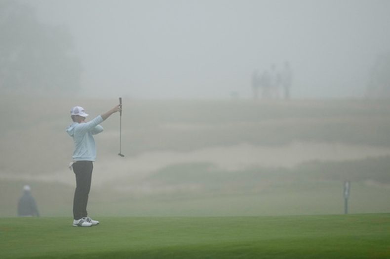 Chase Kyes alinea un putt en el primer hoyo durante la primera ronda del torneo de golf Abierto de EE. UU. en el Shinnecock Hills Golf Club en Southampton, Nueva York, el jueves 18 de junio de 2026. (Foto AP/David J. Phillip)