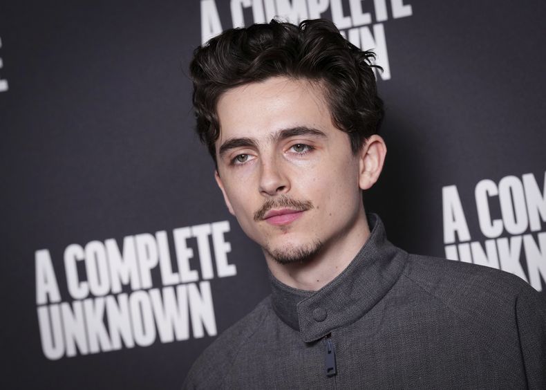 Timothee Chalamet posa al llegar a la sesión fotográfica de la película A Complete Unknown, en Londres, el lunes 16 de diciembre de 2024. (Foto Scott A Garfitt/Invision/AP)