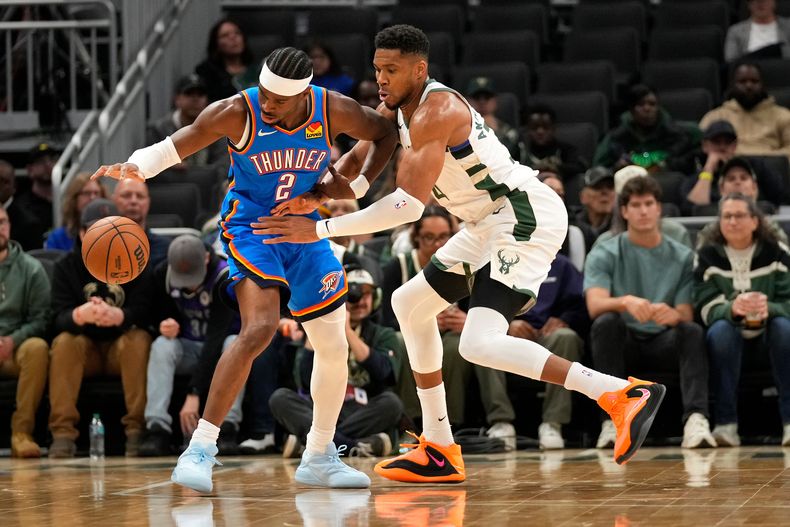 Shai Gilgeous-Alexander, del Thunder de Oklahoma City, conduce el balón frente a Giannis Antetokounmpo, de los Bucks de Milwaukee, en un partido de pretemporada realizado el martes 14 de octubre de 2025 (AP Foto/Kayla Wolf)