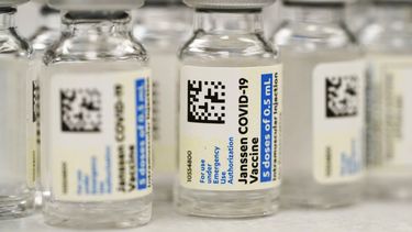 EEUU restringe uso de vacuna contra COVID de J&J por trombos