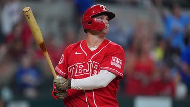 Joc Pederson, bateador designado de los Rangers de Texas, observa la pelota al conectar un jonrón frente a los Orioles de Baltimore, el viernes 7 de agosto de 2026 (AP Foto/LM Otero)