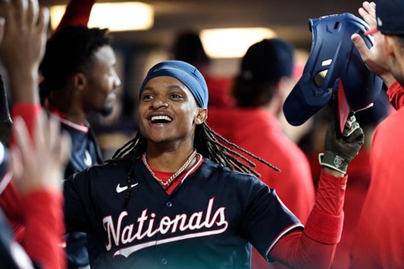 CJ Abrams de los Nacionales de Washington es felicitado por sus compañeros tras su jonrón de dos carreras en la séptima entrada ante los Tigres de Detroit el martes 22 de septiembre del 2026. (AP Foto/Jose Juarez)