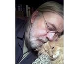 En este autorretrato sin fecha proporcionado por Little Brown, el actor Caleb Carr y su gata Masha en su casa en Cherry Plain, Nueva York. Carr falleció a causa de cáncer el jueves 23, de mayo de 2024, de acuerdo con su editorial, Little, Brown and Company. (Caleb Carr/Little Brown vía AP)