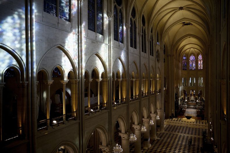 La nave de la catedral de Notre Dame de París mientras el presidente francés Emmanuel Macron visita el interior restaurado del monumento, el viernes 29 de noviembre de 2024. (Sarah Meyssonnier/Pool vía AP)