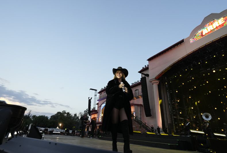 Chiquis durante su concierto en el primer día del festival Arre en la Ciudad de México el sábado 9 de septiembre de 2023. (Foto AP/Fernando Llano)