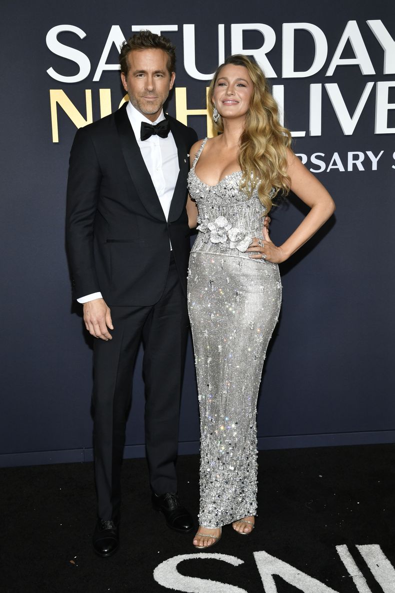 Ryan Reynolds, izquierda, y Blake Lively asisten a SNL50: The Anniversary Special en Rockefeller Plaza el domingo 16 de febrero de 2025 en Nueva York. (Foto Evan Agostini/Invision/AP)
