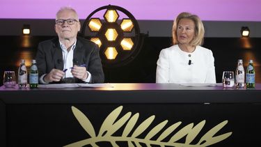 La presidenta del Festival de Cine de Cannes, Iris Knobloch (derecha), y el delegado general, Thierry Fremaux, durante una conferencia de prensa para anunciar los participantes en la 78va edición del festival, el 10 de abril de 2025, en París. (AP Foto/Michel Euler)