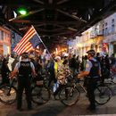 ARCHIVO - Agentes de policía cortan una calle mientras manifestantes participan en una protesta contra la Operación Midway Blitz y la presencia de ICE, el 9 de septiembre de 2025, en Chicago. (AP Foto/Erin Hooley, archivo)