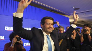 Andre Ventura, líder del partido derechista Chega, hace la señal de la victoria ante sus simpatizantes tras el anuncio de los resultados de los comicios generales de Portugal, el lunes 11 de marzo de 2024, en Lisboa. (AP Foto/Joao Henriques)