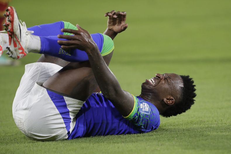 El brasileño Vinicius Junior se queja del dolor tras lesionarse durante el encuentro de la eliminatoria al Mundial ante Colombia, el jueves 16 de noviembre de 2023, en Barranquilla. (AP Foto/Iván Valencia)