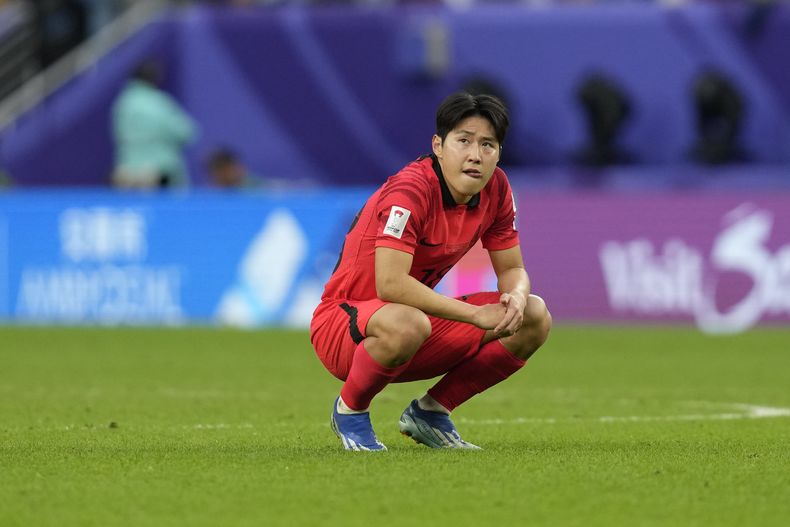 El surcoreano Lee Kang-in reaccional al final del partido contra Malasia por el Grupo E de la Copa de Asia, el jueves 25 de enero de 2024, en Wakrah, Qatar. (AP Foto/Thanassis Stavrakis)