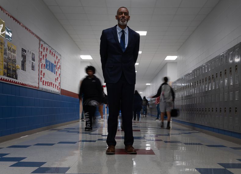 El superintendente del distrito escolar independiente de Lackland, Burnie Roper, en un pasillo de la escuela secundaria Virginia Allred Stacey, el 3 de noviembre de 2025, en San Antonio. (AP Foto/Kin Man Hui)