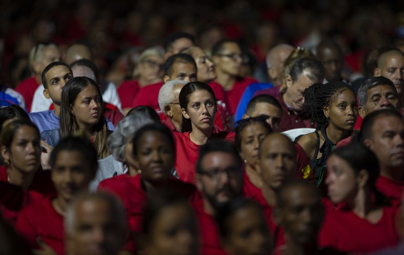 La gente asiste a una ceremonia para conmemorar el 70° aniversario del asalto al cuartel militar Moncada en Santiago, Cuba, el miércoles 26 de julio de 2023. Cuba conmemora el ataque rebelde de 1953 encabezado por Fidel y Raúl Castro, considerado el comienzo de la revolución de Fidel Castro que culminó con el derrocamiento del dictador Fulgencio Batista. (Foto AP/Ismael Francisco)