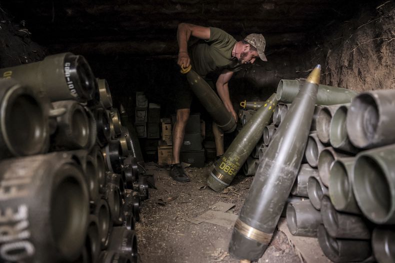 En esta fotografía proporcionada por el servicio de prensa de la 24ta Infantería Mecanizada de Ucrania, un militar se prepara para disparar un obús M-109 Paladin de 155mm hacia las fuerzas rusas cerca del poblado de Chasiv Yar, en la región de Donetsk, Ucrania, el sábado 20 de julio de 2024. (Oleg Petrasiuk/24ta Infantería Mecanizada de Ucrania vía AP)