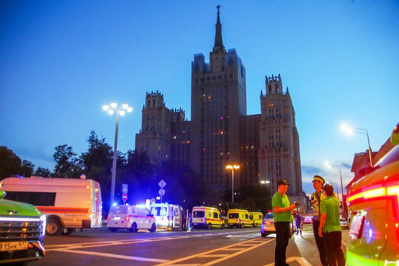 Vehículos de emergencia estacionados cerca de un restaurante donde hubo un atentado, en Moscú, Rusia, el sábado 1 de agosto de 2026. (Foto, Sergei Vedyashkin/Moscow News Agency vía AP)