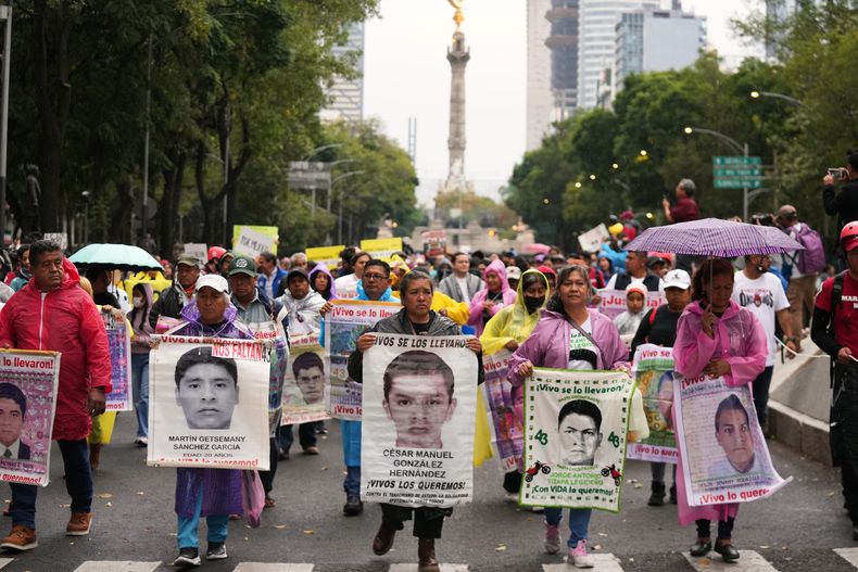 Familiares y manifestantes marchan para conmemorar el 11º aniversario de la desaparición de 43 estudiantes de la Escuela Normal Rural de Ayotzinapa, en la Ciudad de México, el viernes 26 de septiembre de 2025. (Foto AP/Fernando Llano)