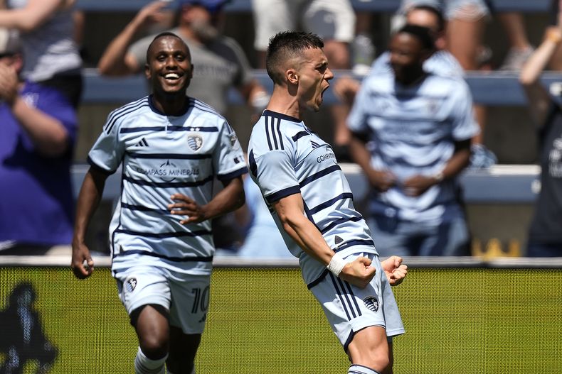 Los mediocampistas Gadi Kinda y Erik Thommy del Sporting de Kansas City celebran tras la anotación de Thommy en el encuentro ante los Timbers de Portland en la MLS el domingo 28 de mayo del 2023. (AP Foto/Charlie Riedel)