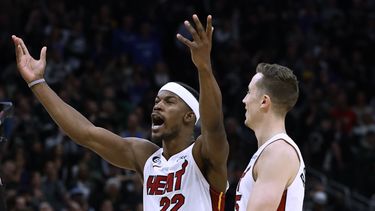 Jimmy Butler (22), alero del Heat de Miami, festeja en los últimos segundos del duelo de playoffs en que su equipo eliminó a los Bucks de Milwaukee, el miércoles 26 de abril de 2023 (AP Foto/Jeffrey Phelps)