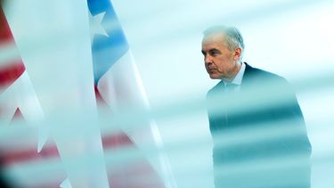 El primer ministro de Canadá, Mark Carney, se ve tras un panel de cristal mientras espera a reunirse con el presidente de Chile, José Antonio Kast, en un aparte de la Asamblea General de Naciones Unidas en la sede de la ONU, el martes 22 de septiembre de 2026. (Justin Tang/The Canadian Press via AP)