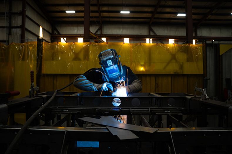 Un soldador se ve en una planta de Allen Engineering Corporation el lunes 16 de marzo de 2026, en Paragould, Arkansas. (AP Foto/Kevin Wurm)