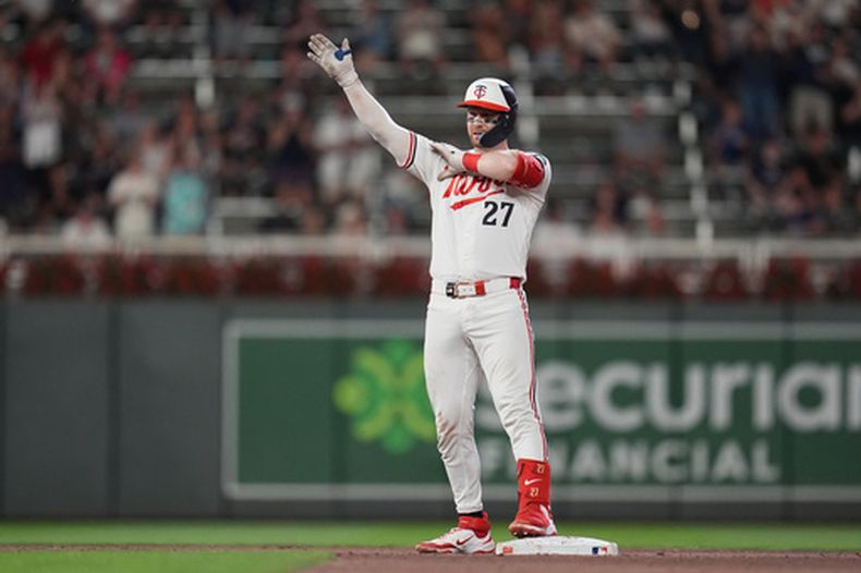 Ryan Jeffers, de los Mellizos de Minnesota, festeja luego de conectar un doblete de dos carreras ante los Bravos de Atlanta, el martes 18 de agosto de 2026 (AP Foto/Abbie Parr)