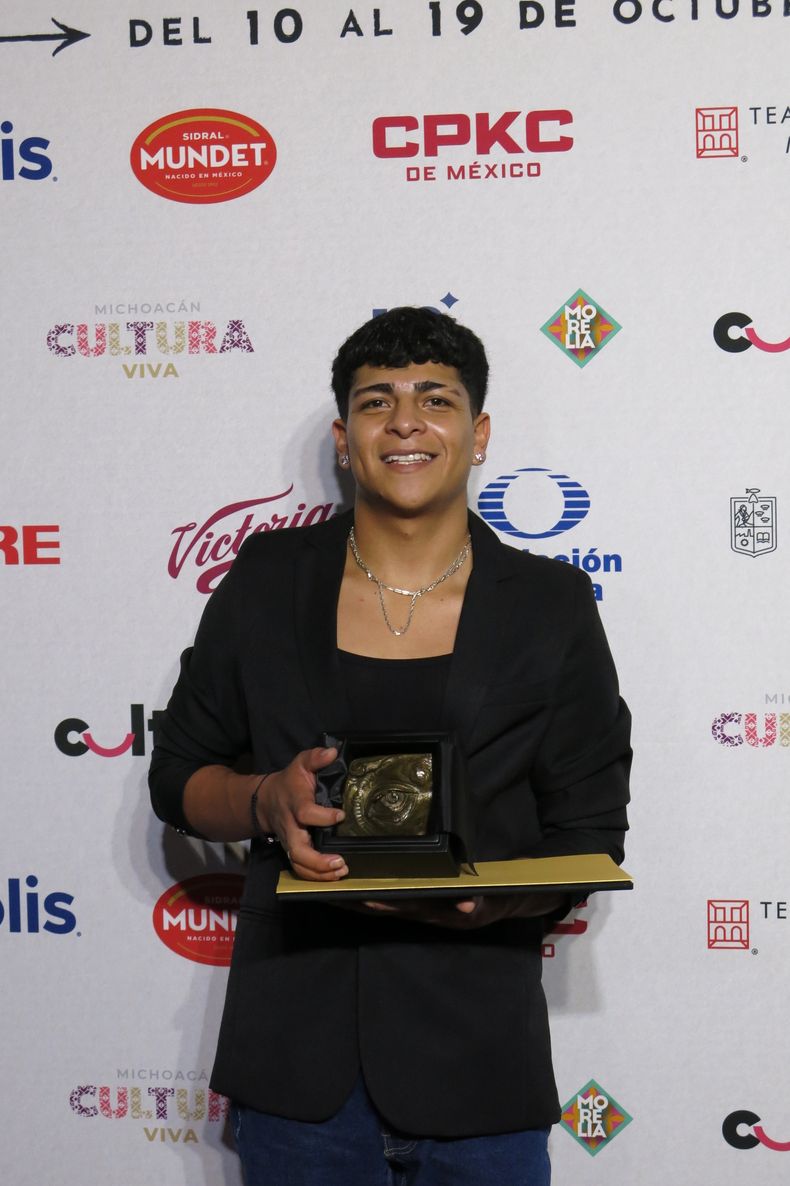 El actor Víctor Prieto de la película En el camino posa con su premio a mejor actor en la ceremonia de premios de la 23a edición del Festival de Cine de Morelia, en Morelia, México, el viernes 17 de octubre de 2025. (Foto AP/Berenice Bautista)