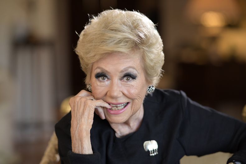 ARCHIVO - La actriz Mitzi Gaynor posa en su apartamento el 26 de mayo de 2021, en Beverly Hills, California. Gaynor, una de las últimas supervivientes de la llamada época dorada del musical de Hollywood, murió por causas naturales en Los Ángeles el jueves 17 de octubre de 2024. Tenía 93 años. (Foto AP/Mark J. Terrill, archivo)