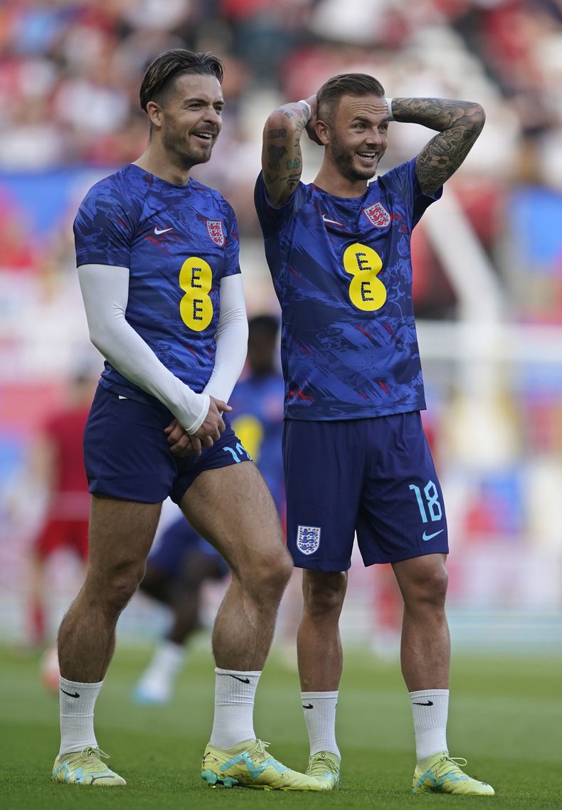 En foto del 19 de junio del 2023, Jack Grealish y su compañero inglés James Maddison hablan durante el calentamiento antes del encuentro de la eliminatoria a la Euro 2024 ante Macedonia del Norte. Maddison firma con el Tottenham proveniente del descendido Leicester. (AP Foto/Dave Thompson)