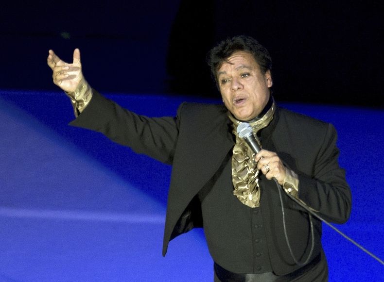 ARCHIVO - El cantautor mexicano Juan Gabriel durante su presentación en el Auditorio Nacional de la Ciudad de México el 10 de abril de 2015. La grabación de Juan Gabriel de Amor eterno de 1990 será incorporada al Registro Nacional de Grabaciones de la Biblioteca del Congreso se anunció el martes 16 de abril de 2024. (Foto AP/Rebecca Blackwell, archivo)