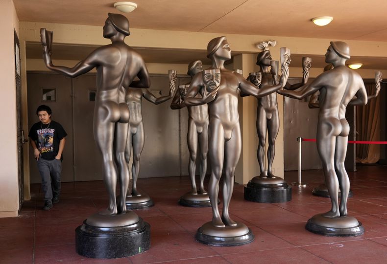 Estatuillas de actor en una entrada al Shrine Auditorium, donde se celebrará el sábado 24 de febrero la 30a entrega de los Premios del Sindicato de Actores de la Pantalla en una fotografía del jueves 22 de febrero de 2024, en Los Angeles. (Foto AP/Chris Pizzello)