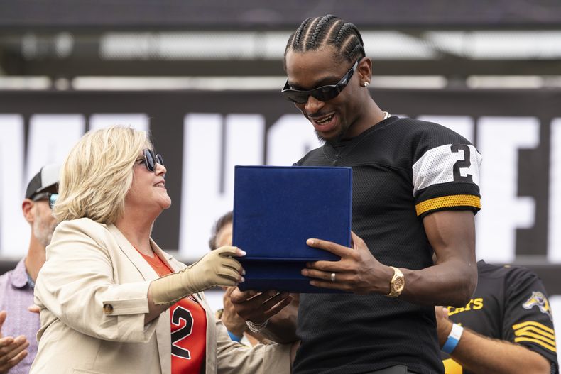 Shai Gilgeous-Alexander, del Thunder de Oklahoma City, recibe las llaves de su ciudad natal Hamilton, Canadá, de manos de la alcaldesa Andrea Horwarth, el jueves 7 de agosto de 2025 (Nick Iwanyshyn/The Canadian Press via AP)