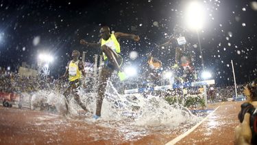 americateve | Corredores compiten en los 3.000 metros con obst&aacute;culos en la prueba de la Liga Diamante en Doha, Catar, el 9 de mayo de 2014. Doha fue seleccionada como sede del mundial de atletismo de 2019 el martes, 18 de noviembre.  (AP Photo/Osama Faisal)
