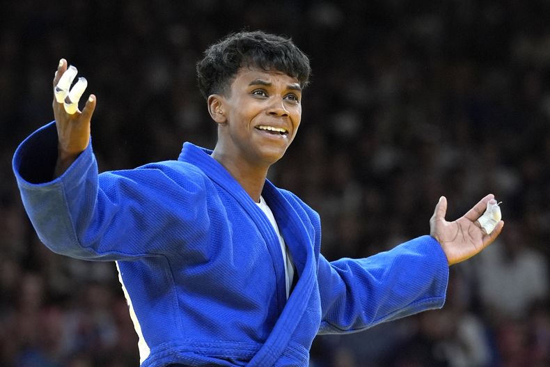 Prisca Awiti, judoca mexicana, festeja tras derrotar a la croata Katarina Kristo en la semifinal de menos de 63 kilogramos de los Juegos Olímpicos, disputada en el Campo de Marte, en París, el martes 30 de julio de 2024 (AP Foto/Eugene Hoshiko)