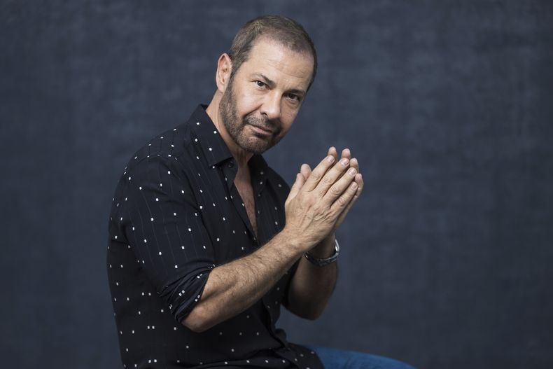 Ricardo Rojas posa para un retrato para promocionar la serie And Just Like That... el lunes 29 de mayo de 2023 en Los Ángeles. Rojas, estilista de celebridades como Donatella Versace, Cher y Mariah Carey, aparecerá en dos episodios de la serie de HBO. (Foto Willy Sanjuan/Invision/AP)