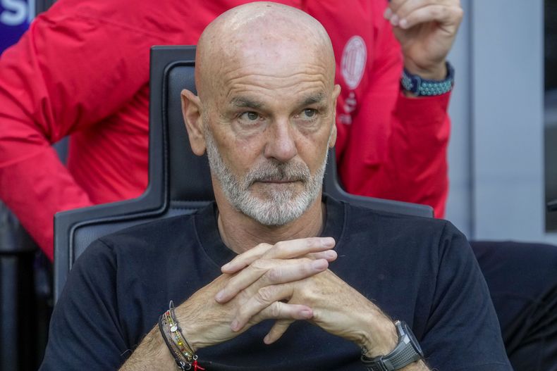 En foto del domingo 5 de mayo del 2024, el técnico del AC Milan Stefano Pioli observa desde la banca el encuentro ante el Genoa de la Serie A. El viernes 24 de mayo del 2024, AC Milan anuncia que Pioli dejará al equipo al final de la temporada. (AP Foto/Luca Bruno)