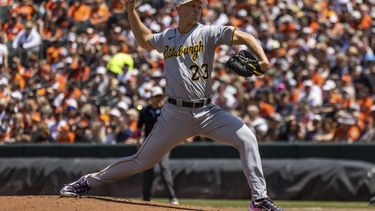 Mitch Keller lanza por los Piratas de Pittsburgh ante los Orioles de Baltimore, el domingo 14 de mayo de 2023, en Baltimore. (AP Foto/Julia Nikhinson)