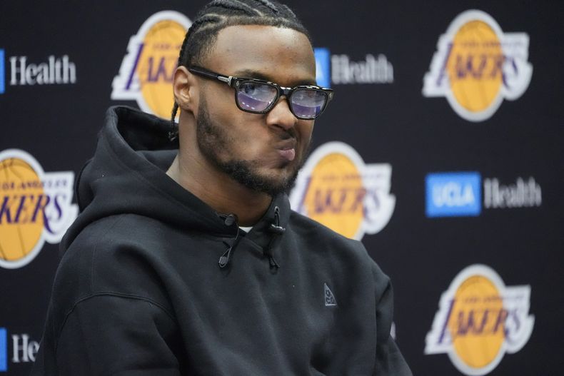 Bronny James, exescolta de los USC Trojans, responde preguntas de los medios de comunicación al ser presentado como la selección del draft de los Lakers de Los Angeles durante la conferencia de prensa del equipo de baloncesto de la NBA en El Segundo, California, el martes 2 de julio de 2024. (AP Foto/Damian Dovarganes)